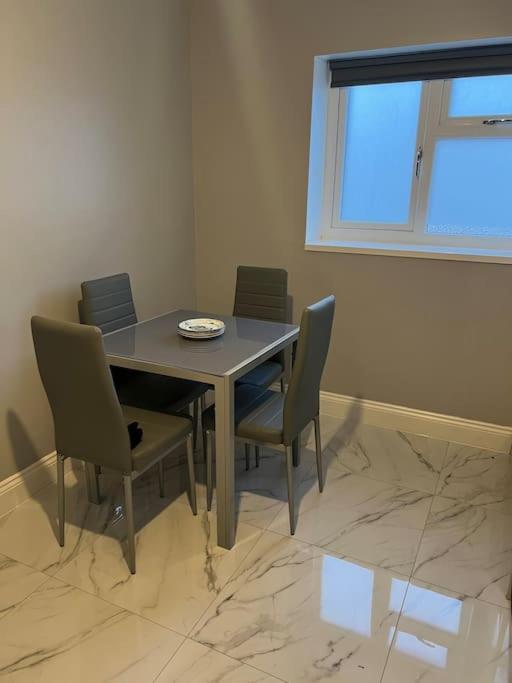 Potters Hideout- 2 Bedroom 2 Bathroom Apartment Γουάτφορντ Εξωτερικό φωτογραφία