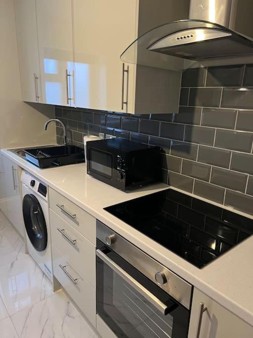 Potters Hideout- 2 Bedroom 2 Bathroom Apartment Γουάτφορντ Εξωτερικό φωτογραφία