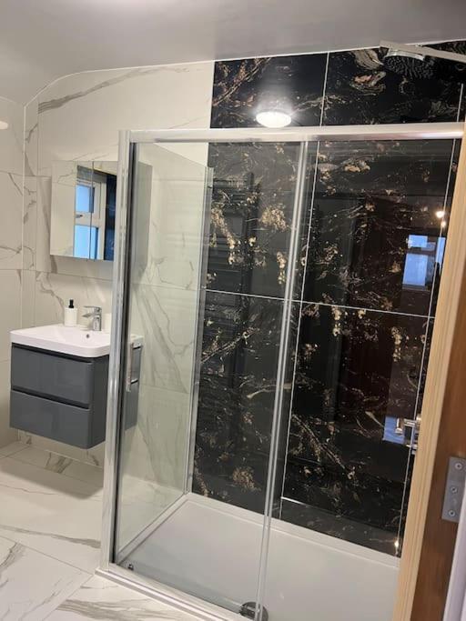 Potters Hideout- 2 Bedroom 2 Bathroom Apartment Γουάτφορντ Εξωτερικό φωτογραφία